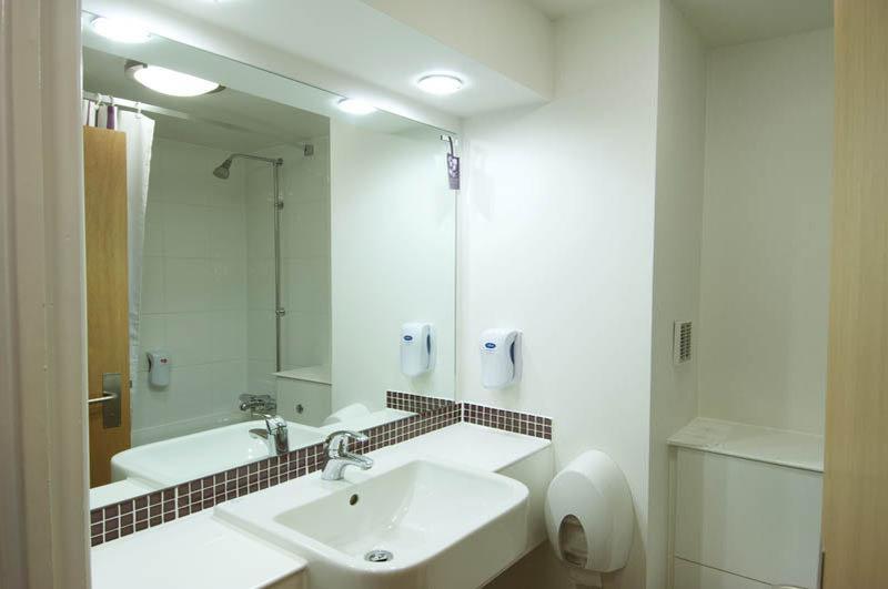 Premier Inn Milton Keynes Central Экстерьер фото