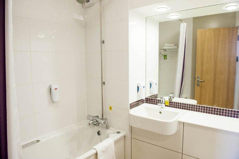 Premier Inn Milton Keynes Central Экстерьер фото